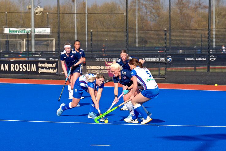 In beeld: Zwolse hockeyvrouwen spelen gelijk tegen Delta Venlo - Foto: Bob Koning