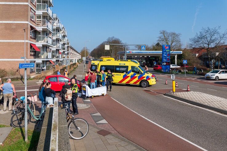 Het ongeluk gebeurd op de Hanekamp ter hoogte van de Menistenstraat. - Foto: Peter Denekamp