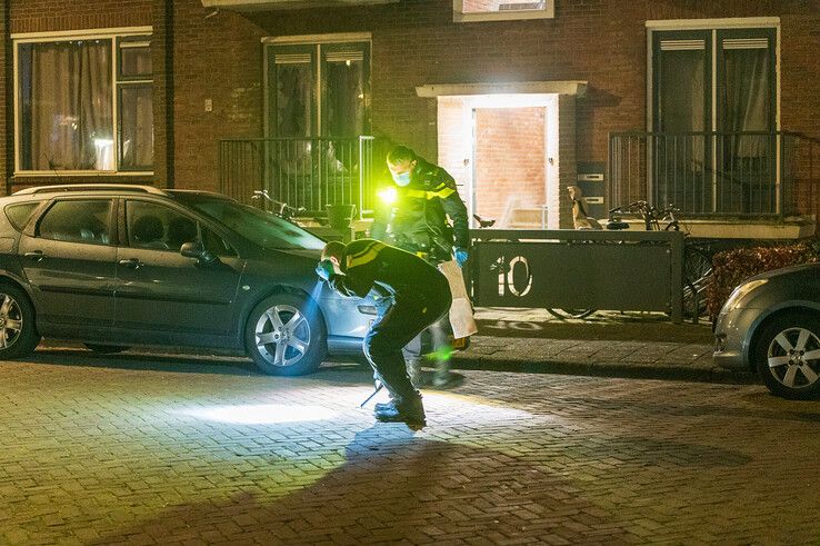 Onrustige nacht in Zwolle: Na twee autobranden gaat explosief af bij flatwoning in Dieze - Foto: Peter Denekamp