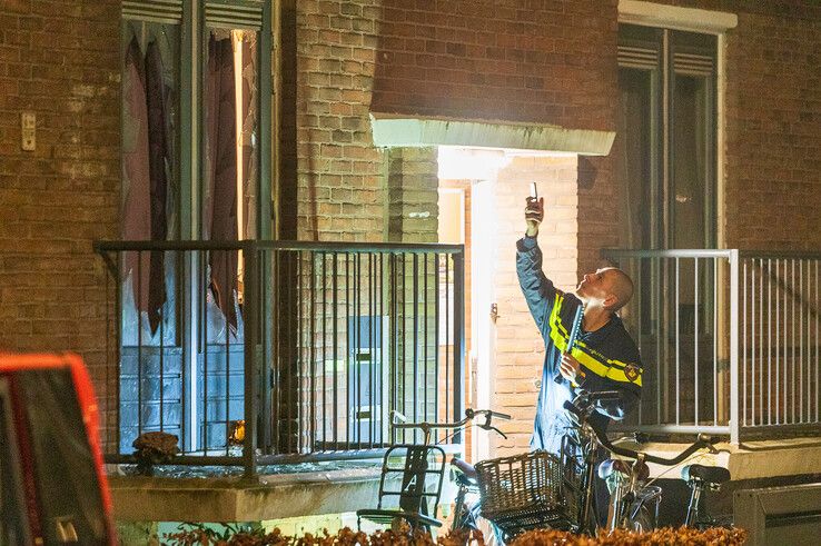 Politieonderzoek bij de flatwoning aan de Isaac van Hoornbeekstraat. - Foto: Peter Denekamp