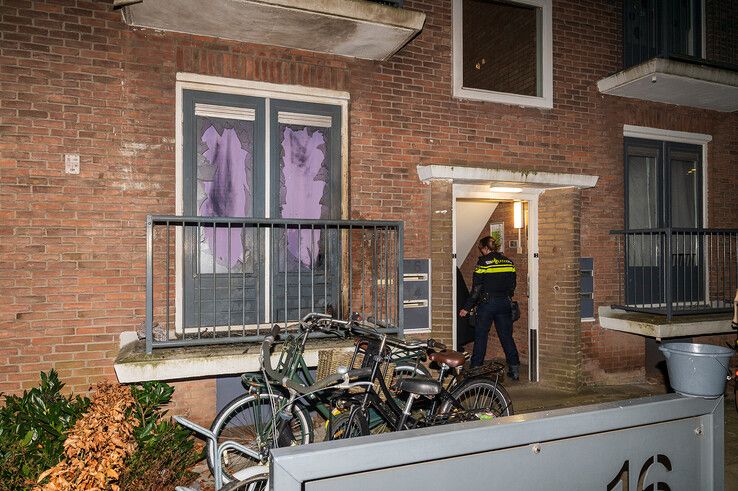 Onrustige nacht in Zwolle: Na twee autobranden gaat explosief af bij flatwoning in Dieze - Foto: Peter Denekamp