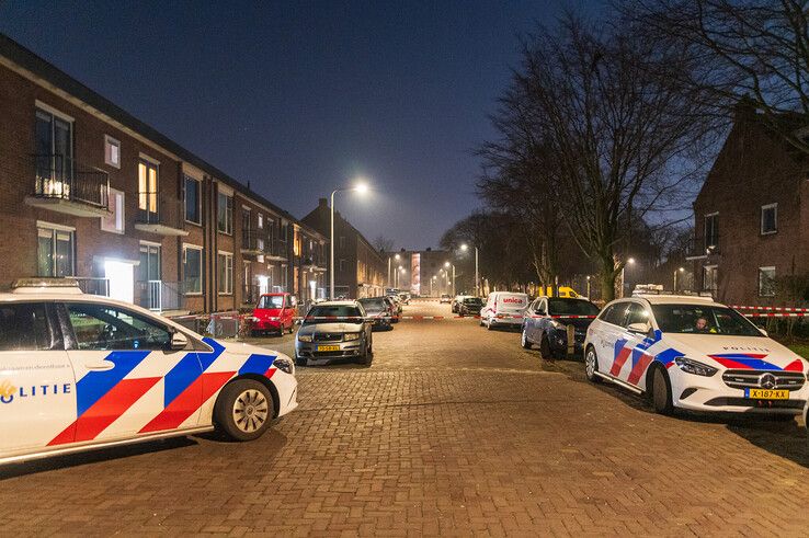 Onrustige nacht in Zwolle: Na twee autobranden gaat explosief af bij flatwoning in Dieze - Foto: Peter Denekamp