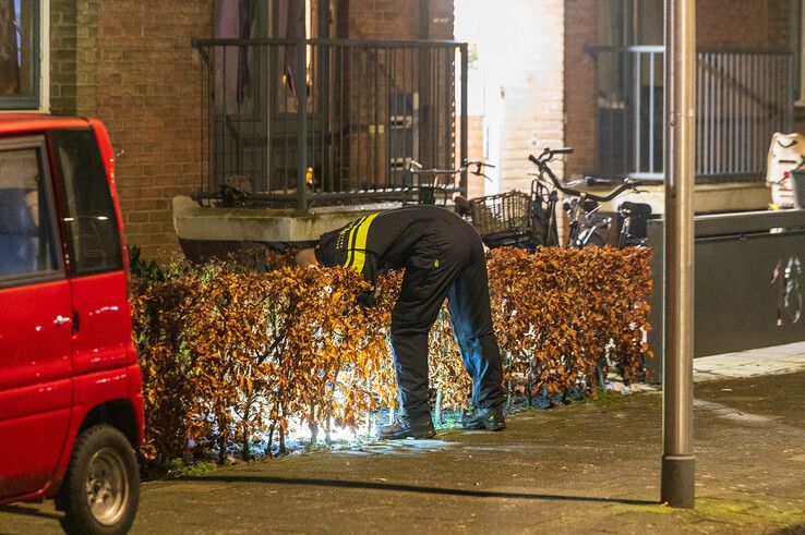 Onrustige nacht in Zwolle: Na twee autobranden gaat explosief af bij flatwoning in Dieze - Foto: Peter Denekamp