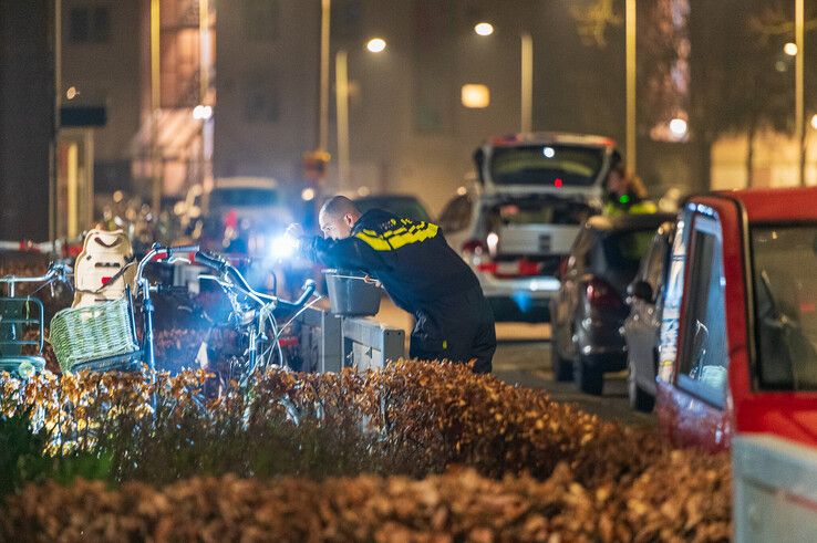 Onrustige nacht in Zwolle: Na twee autobranden gaat explosief af bij flatwoning in Dieze - Foto: Peter Denekamp