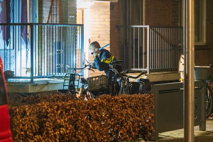 Onrustige nacht in Zwolle: Na twee autobranden gaat explosief af bij flatwoning in Dieze - Foto: Peter Denekamp