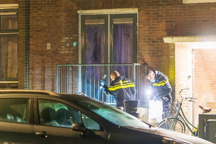 Onrustige nacht in Zwolle: Na twee autobranden gaat explosief af bij flatwoning in Dieze - Foto: Peter Denekamp