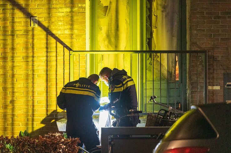 Onrustige nacht in Zwolle: Na twee autobranden gaat explosief af bij flatwoning in Dieze - Foto: Peter Denekamp