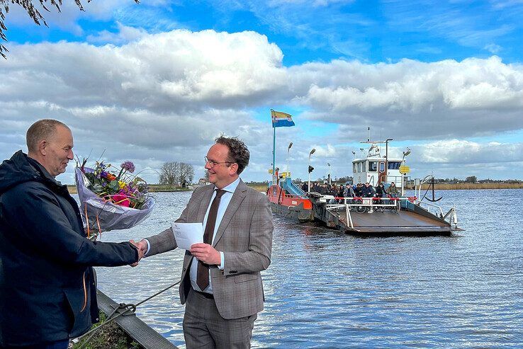 Van links af pontbaas Schuitema en wethouder Slingerland bij de veerpont.