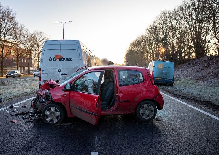 In beeld: Grote verkeerschaos door ongevallen op IJsselallee, gewonde naar ziekenhuis - Foto: Hugo Janssen