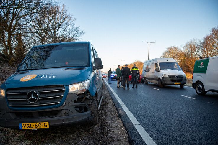 In beeld: Grote verkeerschaos door ongevallen op IJsselallee, gewonde naar ziekenhuis - Foto: Hugo Janssen