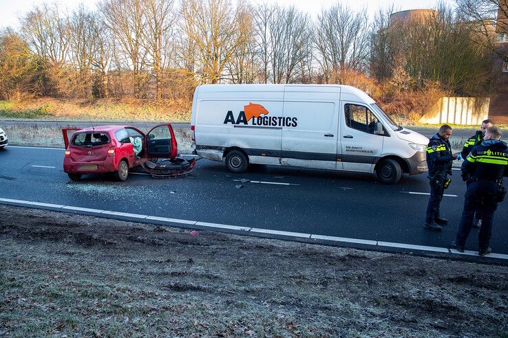 In beeld: Grote verkeerschaos door ongevallen op IJsselallee, gewonde naar ziekenhuis - Foto: Hugo Janssen