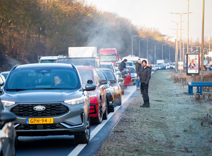 In beeld: Grote verkeerschaos door ongevallen op IJsselallee, gewonde naar ziekenhuis - Foto: Hugo Janssen