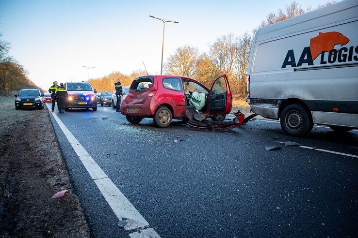 Een automobiliste raakte gewond na de botsing op de IJsselallee. - Foto: Hugo Janssen