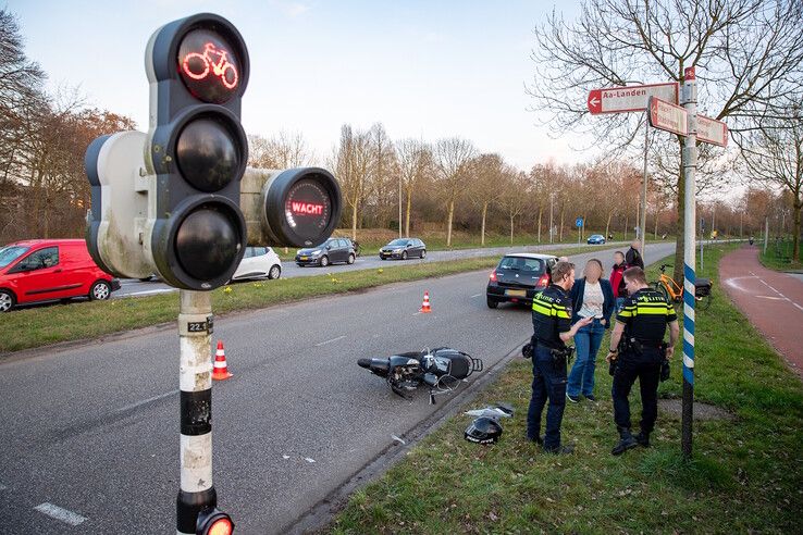 Het verkeerslicht springt maar enkele seconden op groen en de wachtijdindicator blijft hangen. - Foto: Hugo Janssen