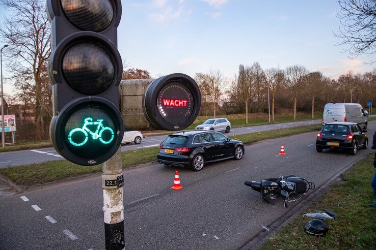 Scooterrijder geschept door automobilist op Middelweg, mogelijk defect verkeerslicht - Foto: Hugo Janssen