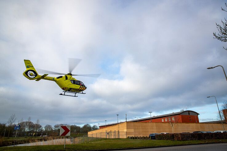 De traumahelikopter bij de PI Zwolle. - Foto: Hugo Janssen