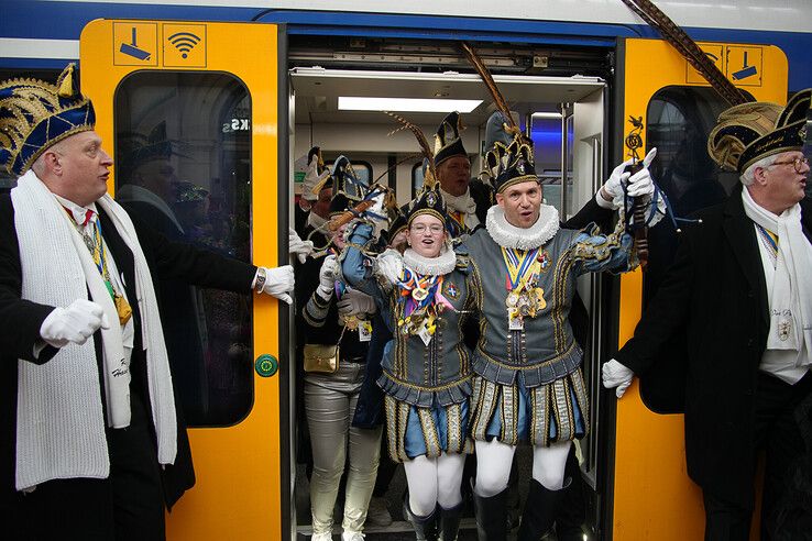 In beeld: Prins Pollie I neemt stadssleutels in ontvangst na aankomst in Sassendonk - Foto: Obbe Bakker