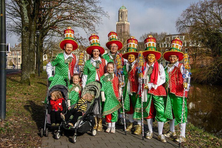 In beeld: Prins Pollie I neemt stadssleutels in ontvangst na aankomst in Sassendonk - Foto: Obbe Bakker