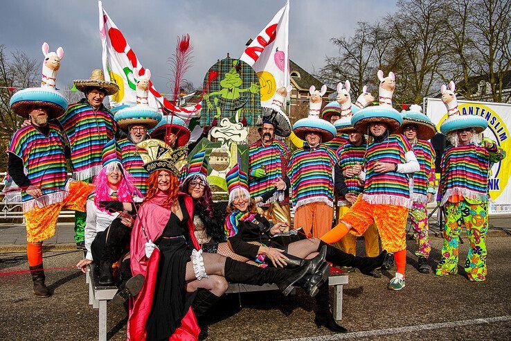 In beeld: Prins Pollie I neemt stadssleutels in ontvangst na aankomst in Sassendonk - Foto: Obbe Bakker