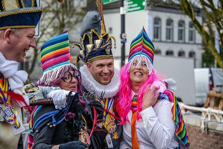 In beeld: Prins Pollie I neemt stadssleutels in ontvangst na aankomst in Sassendonk - Foto: Obbe Bakker