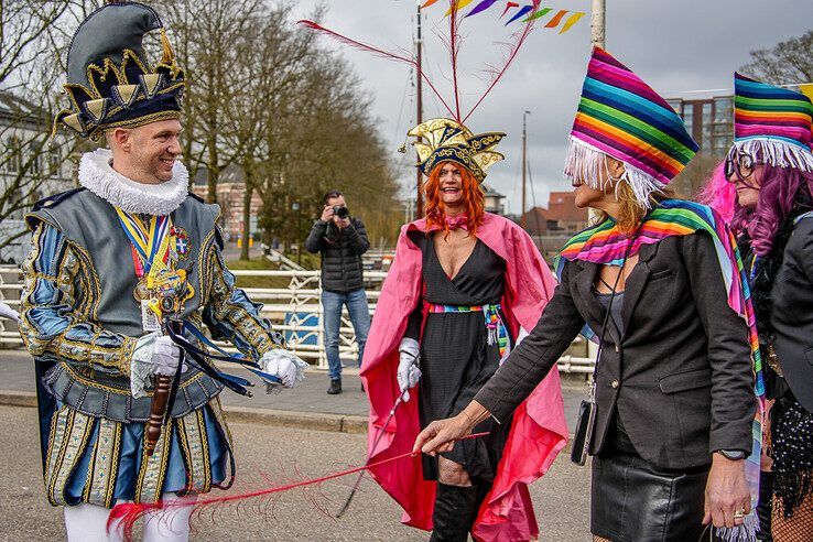 In beeld: Prins Pollie I neemt stadssleutels in ontvangst na aankomst in Sassendonk - Foto: Obbe Bakker