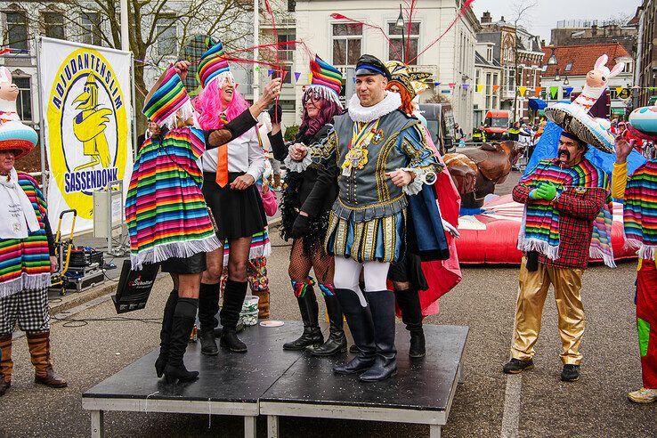 In beeld: Prins Pollie I neemt stadssleutels in ontvangst na aankomst in Sassendonk - Foto: Obbe Bakker