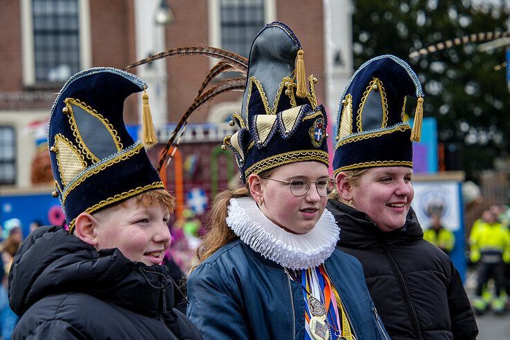 In beeld: Prins Pollie I neemt stadssleutels in ontvangst na aankomst in Sassendonk - Foto: Obbe Bakker