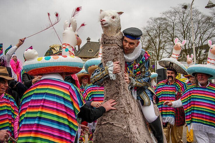 In beeld: Prins Pollie I neemt stadssleutels in ontvangst na aankomst in Sassendonk - Foto: Obbe Bakker