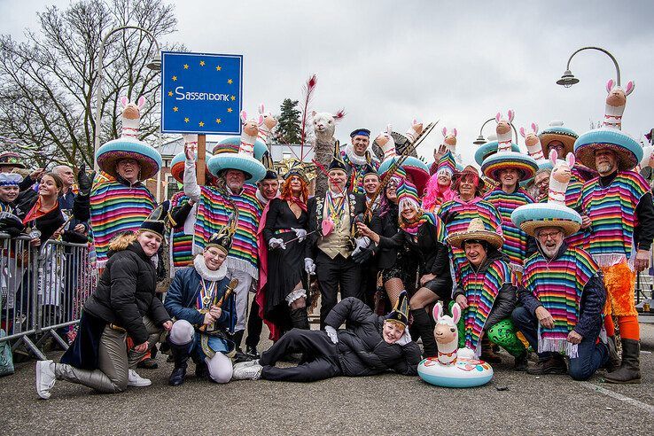 In beeld: Prins Pollie I neemt stadssleutels in ontvangst na aankomst in Sassendonk - Foto: Obbe Bakker