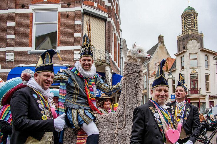 In beeld: Prins Pollie I neemt stadssleutels in ontvangst na aankomst in Sassendonk - Foto: Obbe Bakker