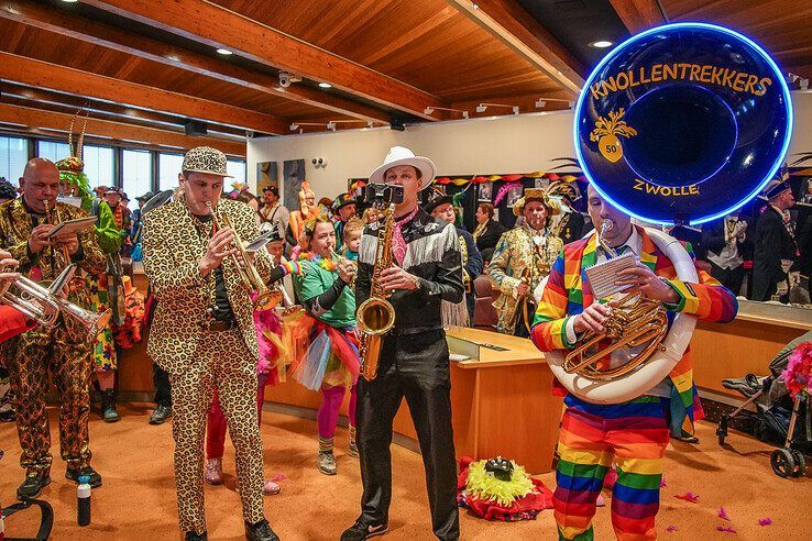 In beeld: Prins Pollie I neemt stadssleutels in ontvangst na aankomst in Sassendonk - Foto: Obbe Bakker