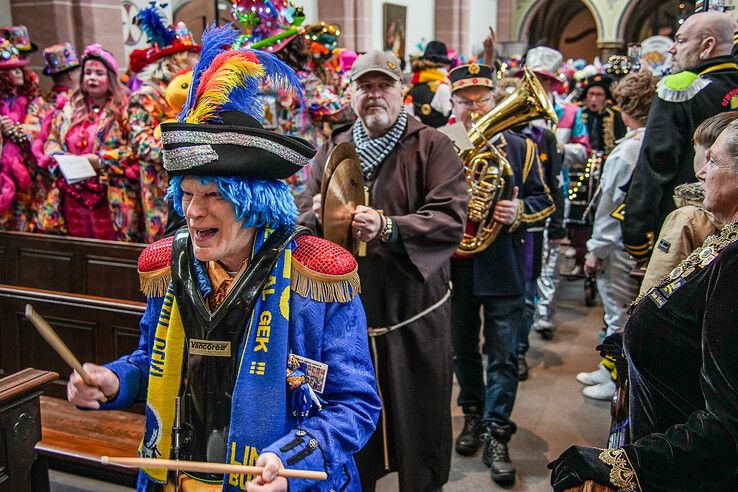 In beeld: Afgeladen kerk bij carnavalsdienst in Sassendonk - Foto: Obbe Bakker