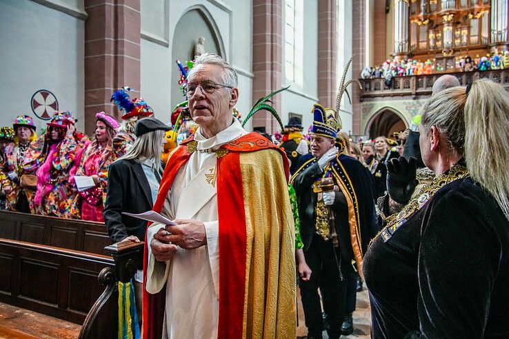 In beeld: Afgeladen kerk bij carnavalsdienst in Sassendonk - Foto: Obbe Bakker