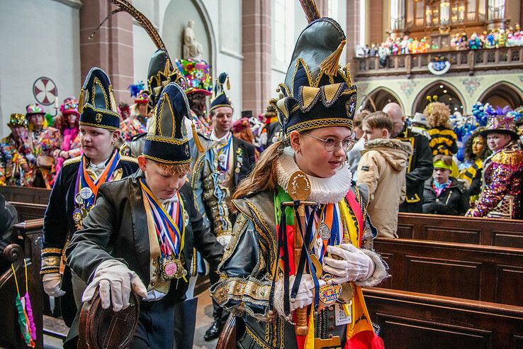 In beeld: Afgeladen kerk bij carnavalsdienst in Sassendonk - Foto: Obbe Bakker