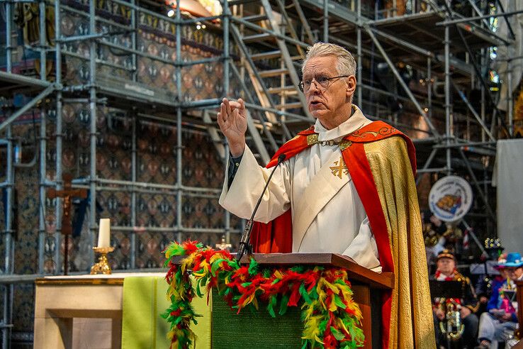 In beeld: Afgeladen kerk bij carnavalsdienst in Sassendonk - Foto: Obbe Bakker