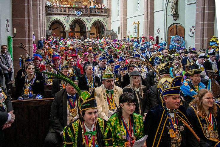 In beeld: Afgeladen kerk bij carnavalsdienst in Sassendonk - Foto: Obbe Bakker