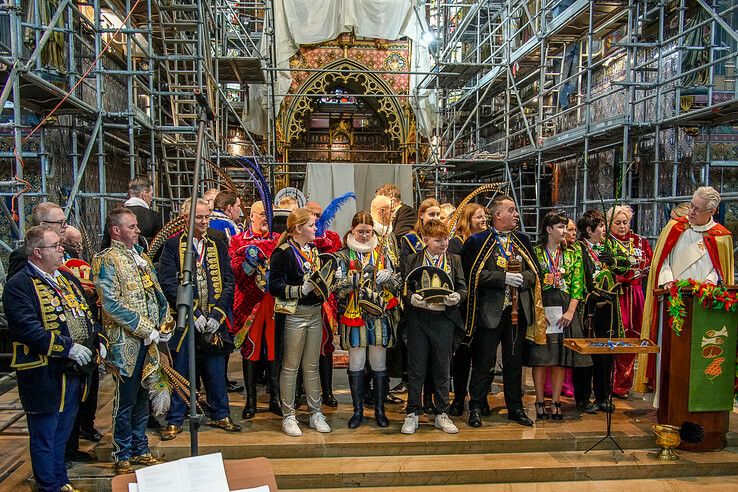 In beeld: Afgeladen kerk bij carnavalsdienst in Sassendonk - Foto: Obbe Bakker