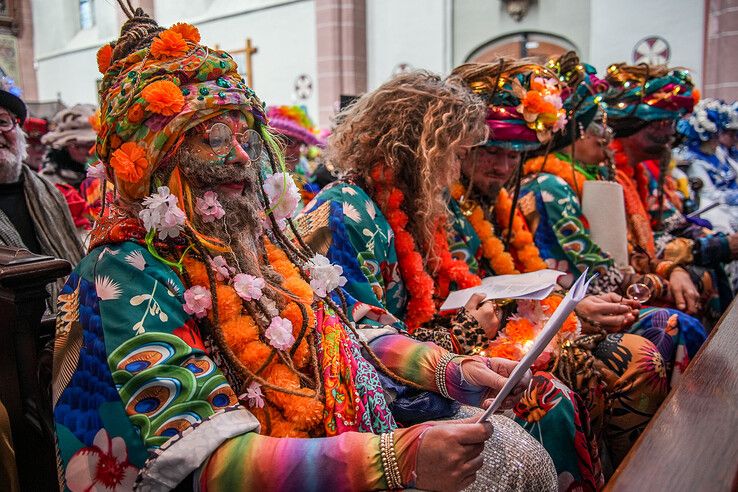 In beeld: Afgeladen kerk bij carnavalsdienst in Sassendonk - Foto: Obbe Bakker