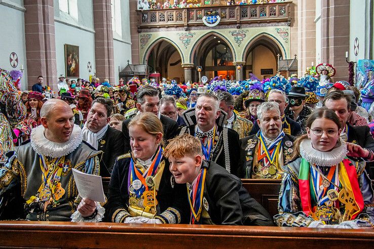 In beeld: Afgeladen kerk bij carnavalsdienst in Sassendonk - Foto: Obbe Bakker