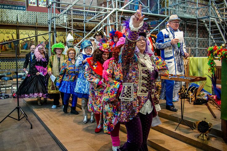 In beeld: Afgeladen kerk bij carnavalsdienst in Sassendonk - Foto: Obbe Bakker