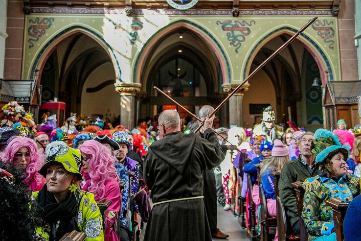 In beeld: Afgeladen kerk bij carnavalsdienst in Sassendonk - Foto: Obbe Bakker