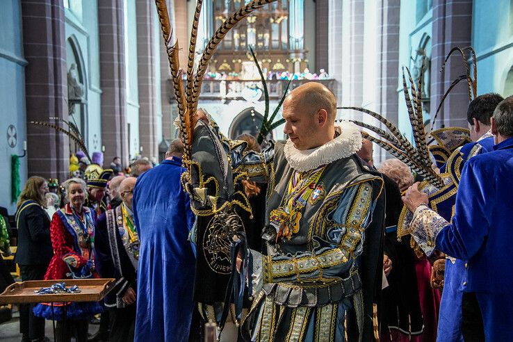 In beeld: Afgeladen kerk bij carnavalsdienst in Sassendonk - Foto: Obbe Bakker