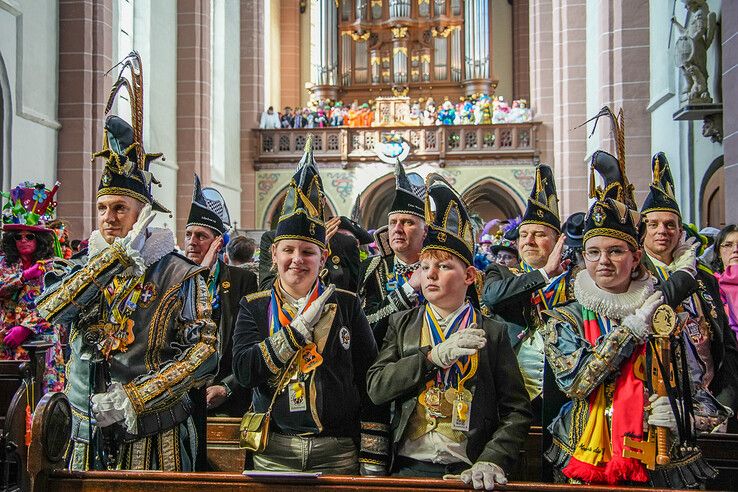 In beeld: Afgeladen kerk bij carnavalsdienst in Sassendonk - Foto: Obbe Bakker