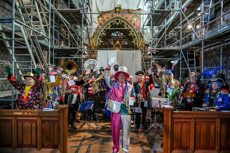 In beeld: Afgeladen kerk bij carnavalsdienst in Sassendonk - Foto: Obbe Bakker