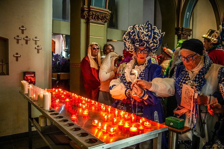 In beeld: Afgeladen kerk bij carnavalsdienst in Sassendonk - Foto: Obbe Bakker