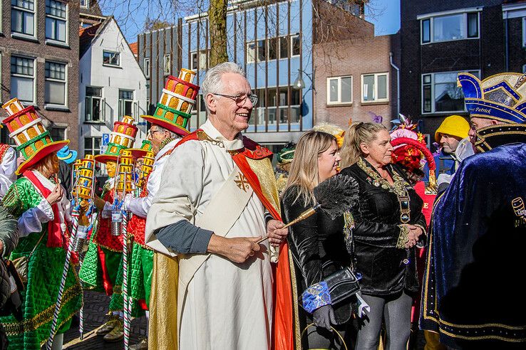 In beeld: Afgeladen kerk bij carnavalsdienst in Sassendonk - Foto: Obbe Bakker