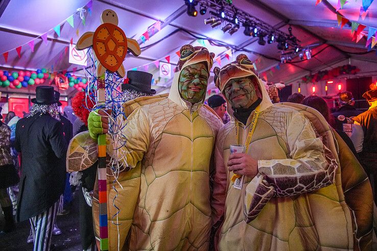 In beeld: Ook op carnavalszondag grote drukte in binnenstad van Sassendonk - Foto: Obbe Bakker