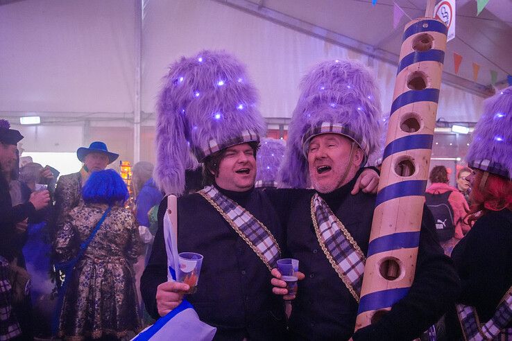 In beeld: Ook op carnavalszondag grote drukte in binnenstad van Sassendonk - Foto: Obbe Bakker