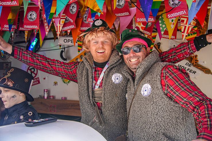 In beeld: Ook op carnavalszondag grote drukte in binnenstad van Sassendonk - Foto: Obbe Bakker