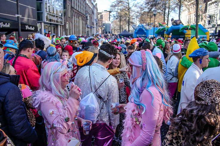 In beeld: Ook op carnavalszondag grote drukte in binnenstad van Sassendonk - Foto: Obbe Bakker